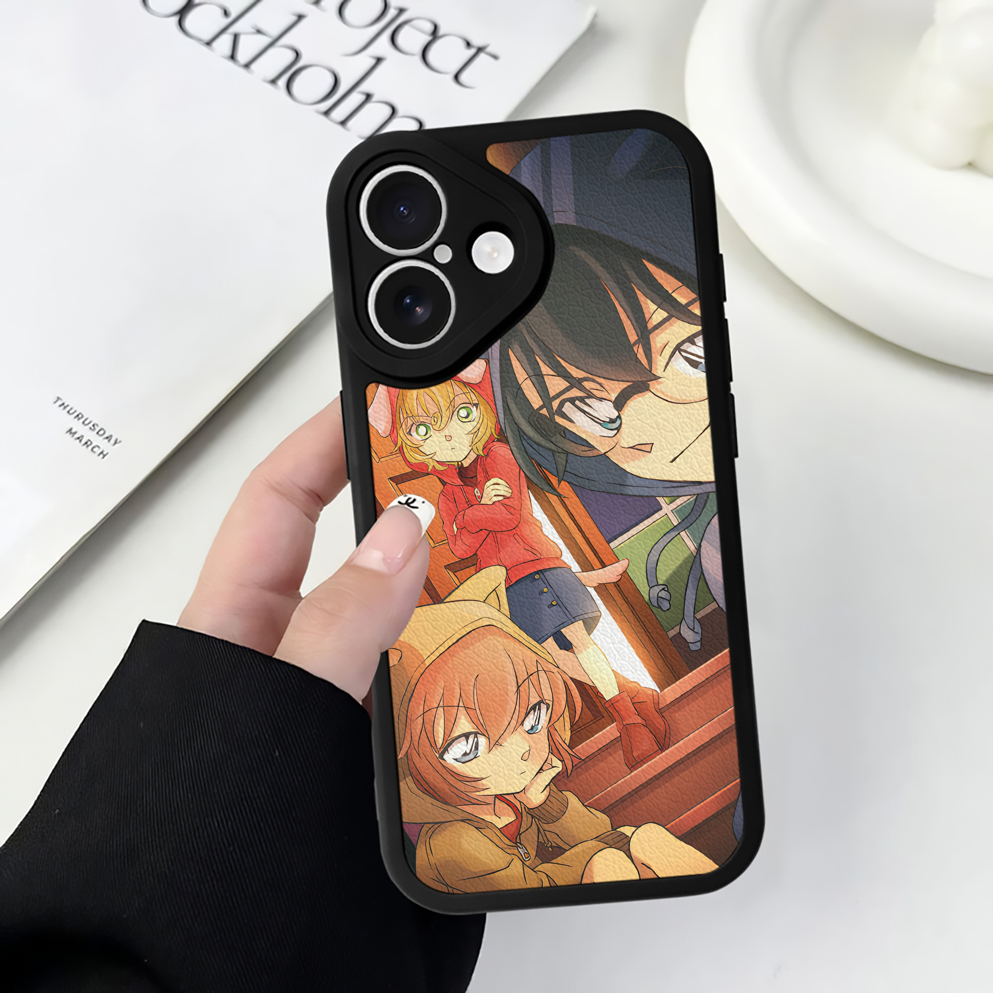 （画像用） 名探偵コナン Detective Conan 【iPhone 16シリーズ対応】シリコンスマホケース（レザー調） 材質：シリコン